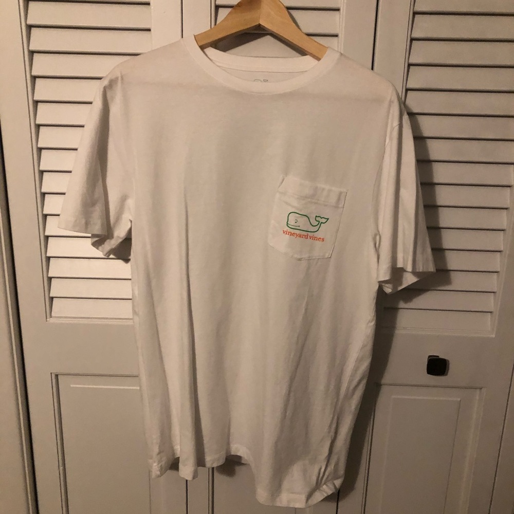 Men’s Medium Vineyard Vines tee